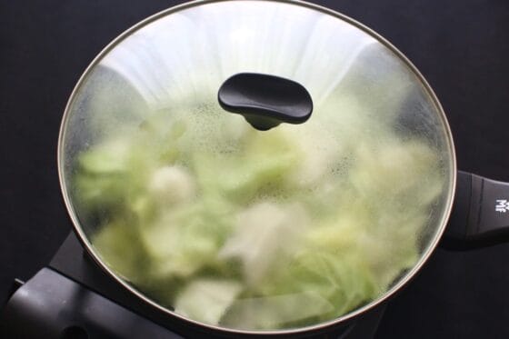 フタをしてキャベツを蒸し焼きにする