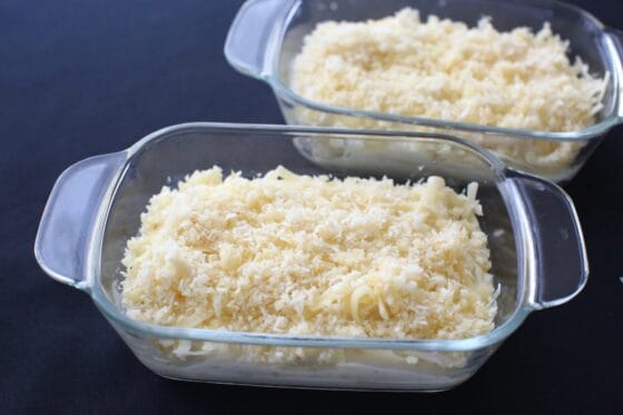 マカロニチーズの上にパン粉をふりかける