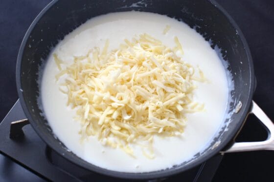 ベシャメルソースにピザ用チーズを加える