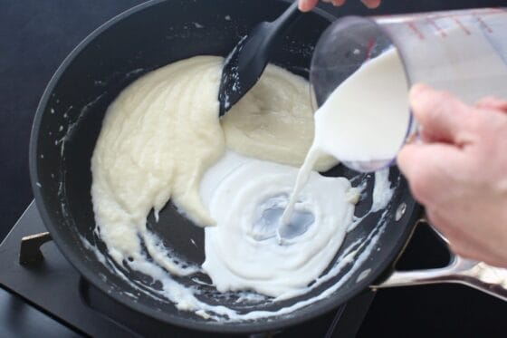 炒めた小麦粉に牛乳を少しずつ加える
