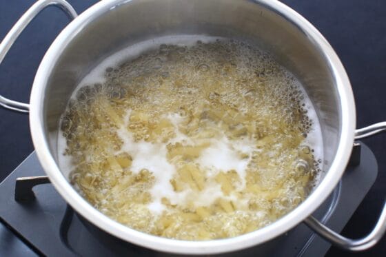 マカロニを茹でる