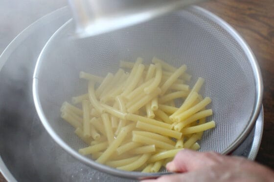 茹でたマカロニの水気を切る