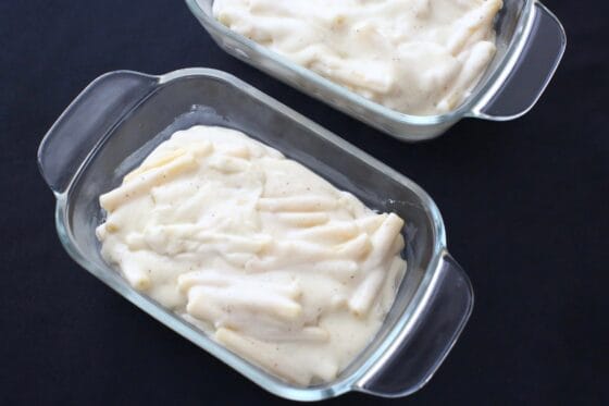 マカロニチーズを耐熱皿に移す