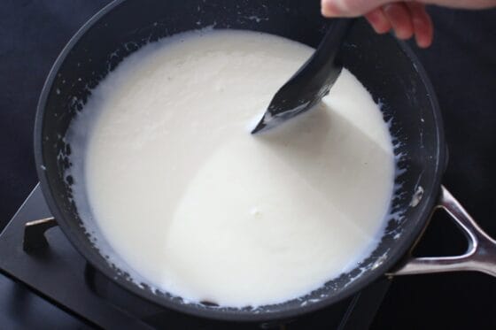 炒めた小麦粉と牛乳を混ぜてベシャメルソースを作る