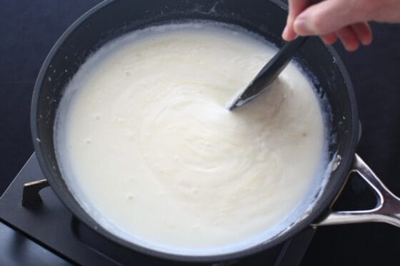 ソースとチーズを混ぜてチーズソースを作る