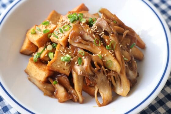 舞茸と厚揚げの甘辛バター炒めのレシピ｜10分で作れる簡単おかず