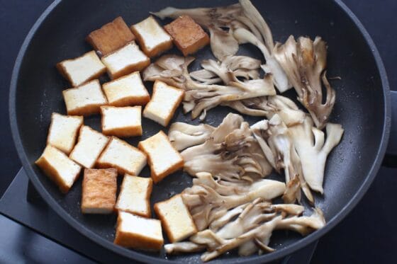 厚揚げに焼き色がつき舞茸がしんなりするまで炒める