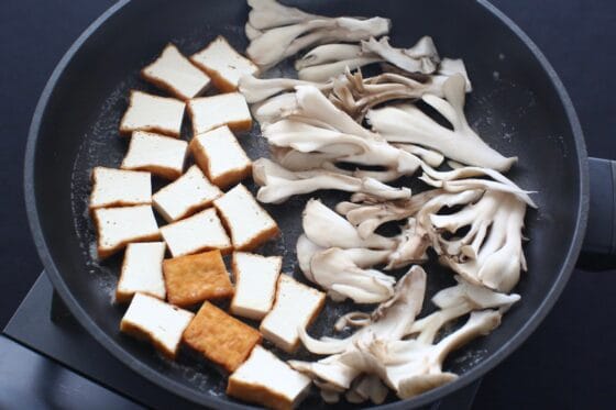 フライパンで厚揚げと舞茸を並べて焼き始める
