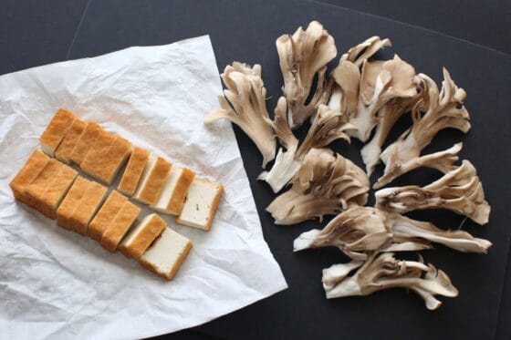 舞茸を手で裂き、厚揚げを食べやすく切る下準備