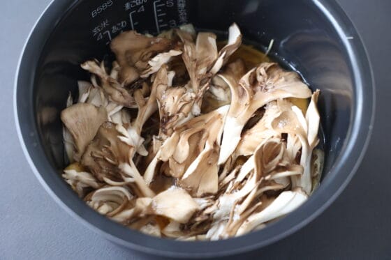 米の上に舞茸をのせた炊飯前の状態