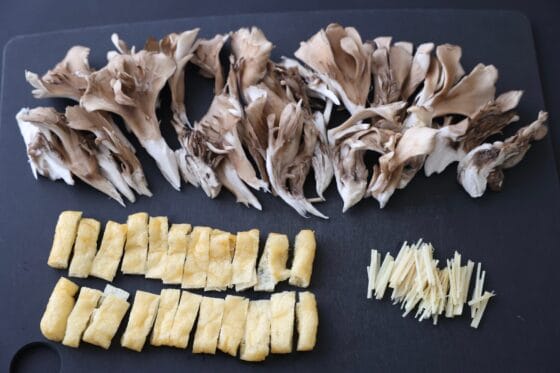 舞茸・油揚げ・生姜を切り揃えた状態