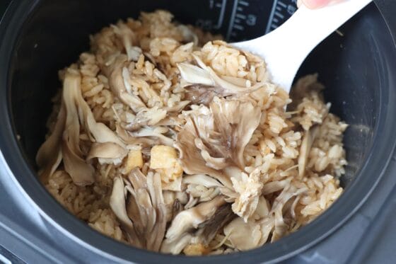 炊き上がったご飯を混ぜる工程