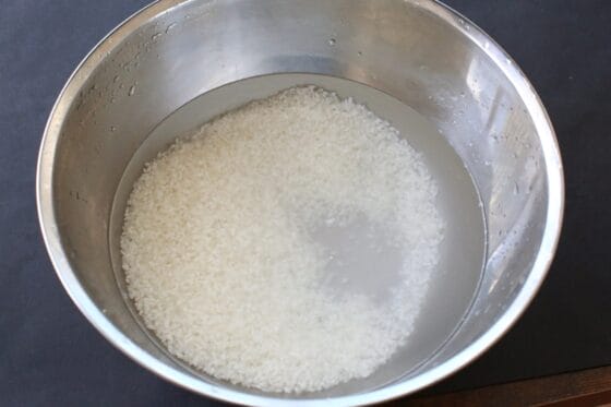 洗った米を浸水している状態