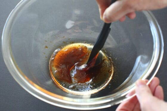 ごま油と醤油と砂糖を混ぜる
