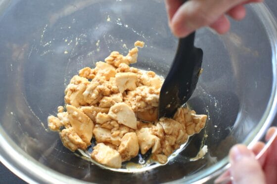 調味料に豆腐を加えて混ぜる