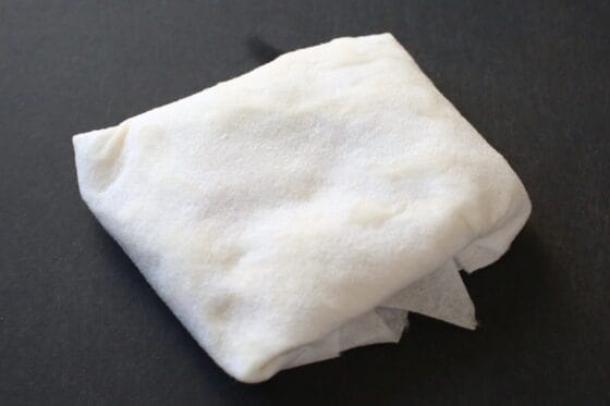 豆腐をキッチンペーパーで包んで水切りする