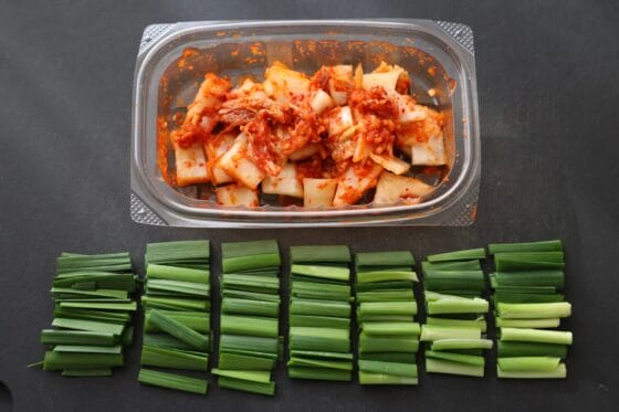 ニラを3cmに切り白菜キムチを刻んで下準備する