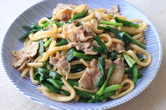 ニラうどんのレシピ｜ニラ1束たっぷり！にんにく香る基本の焼きうどん