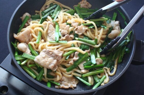 味付けしたうどんにニラをさっと混ぜる
