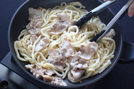 うどんを炒めて油をなじませる