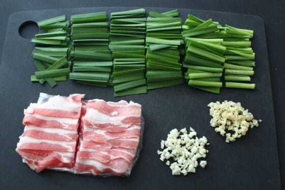 ニラとにんにくと生姜と豚肉を切る