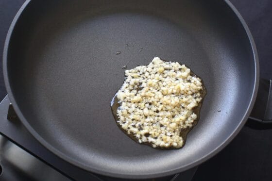 にんにくと生姜をごま油で炒める