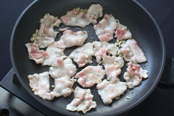 フライパンに豚肉を広げて動かさずに焼く