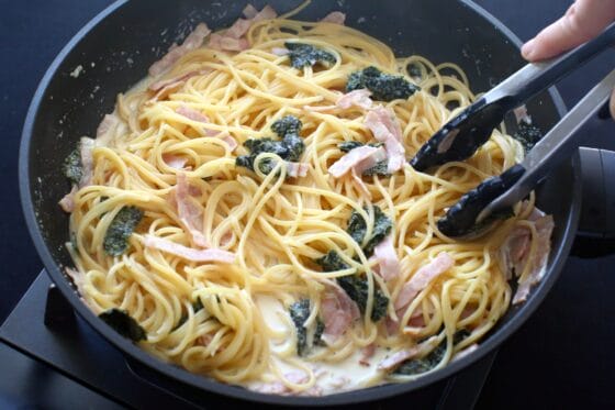 クリームパスタに焼き海苔と醤油を混ぜる