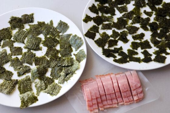海苔をちぎってベーコンを切る