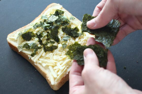 チーズの上に焼き海苔を細かくちぎってのせる