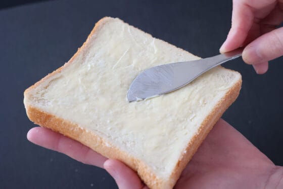食パンにバターを端まで均一に塗る