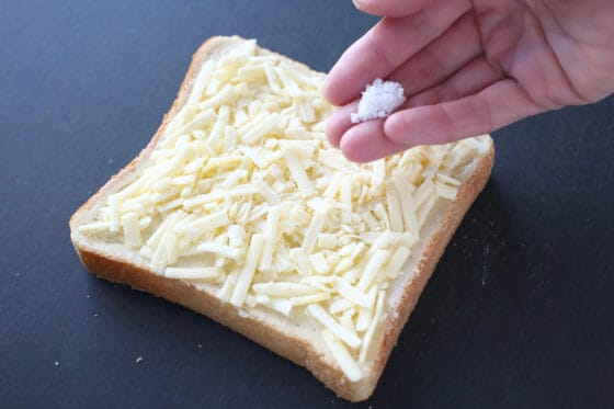 食パンにピザ用チーズと砂糖を全体に振る