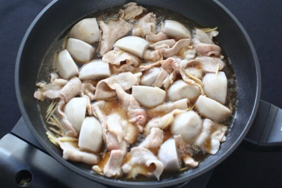 調味料と水を加えて落とし蓋をする直前