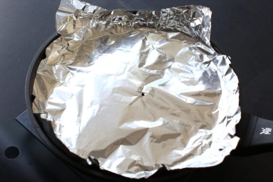 アルミホイルの落とし蓋をして煮る