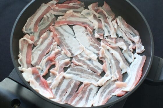 フライパンに豚バラ肉を広げて加熱を始める