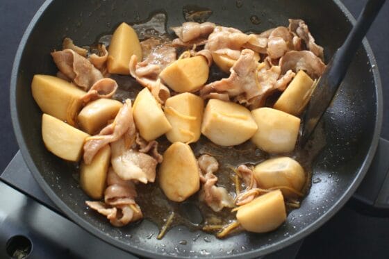 煮汁を絡めながら照りが出るまで煮詰める