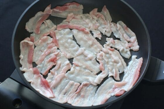 豚バラ肉を中火で焼いて脂を出す工程
