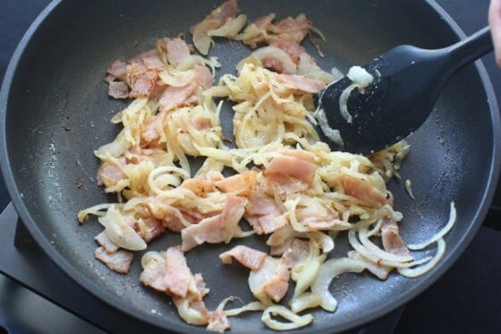 小麦粉を加えて粉っぽさがなくなるまで炒める