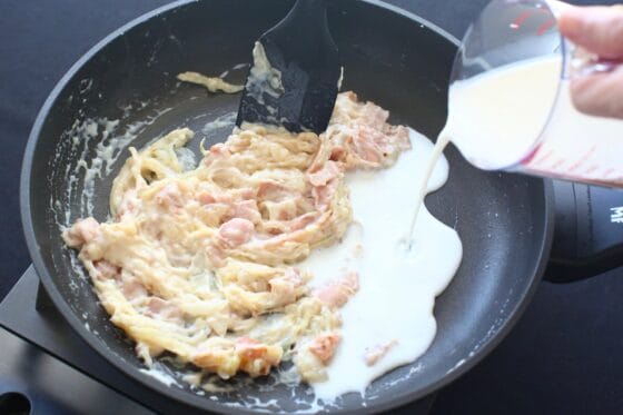 牛乳を少しずつ加える