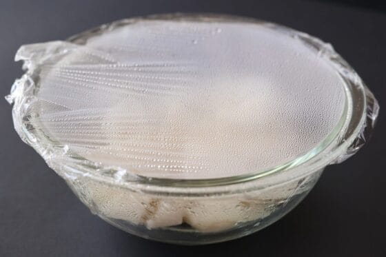 レンジで加熱した里芋をそのまま置く