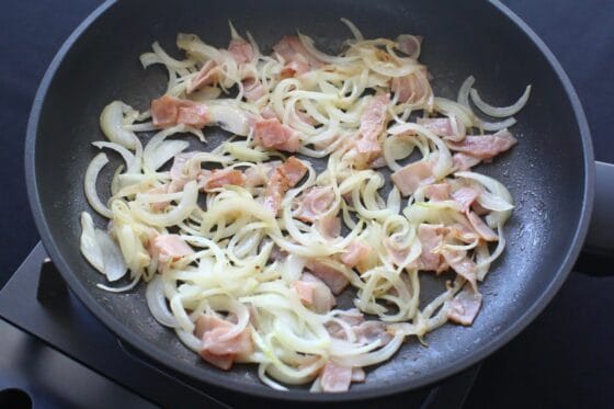 玉ねぎとベーコンをバターで炒める