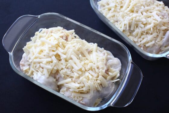 里芋が入ったホワイトソースを耐熱皿に入れてチーズを散らす