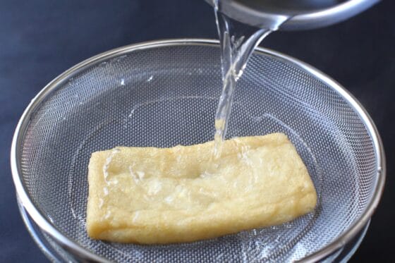 油揚げの油抜きをする
