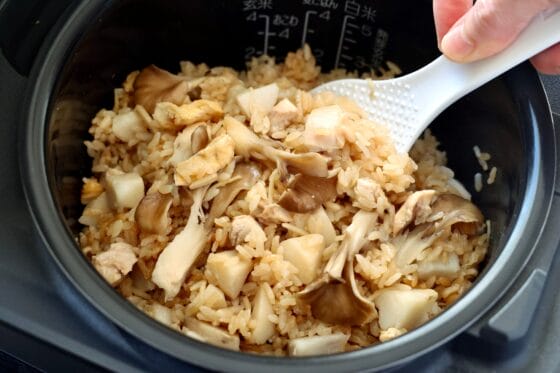 炊き上がった里芋の炊き込みご飯をさっくりと混ぜる