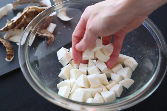 1.5cm角に切った里芋を塩で揉む