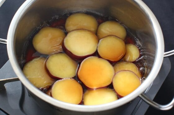 煮ている途中でみりんと醤油を加える