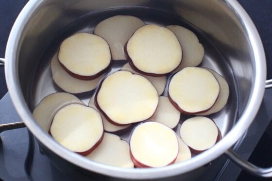 さつまいもを鍋に並べて水を注ぐ