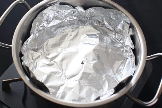 落とし蓋をかぶせてさつまいもを煮る