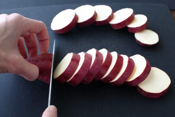 さつまいもを輪切りにする