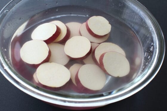 さつまいもを水にさらしてアクを抜く